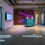 Gobos mit Hinweisen, Gob Projektor im Foyer von Accenture, Essen