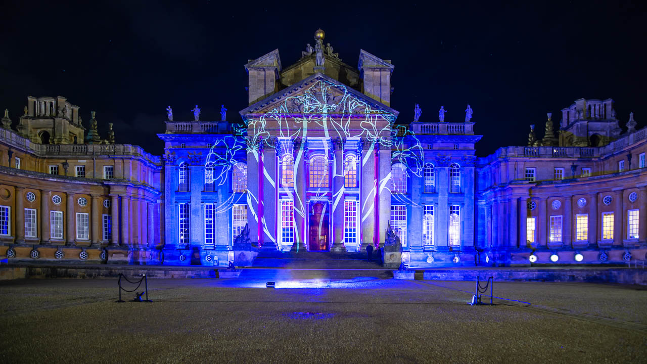 Blenheim Palace, Hauptportal, Lichtkunst und Projektion von Hugo Dalton