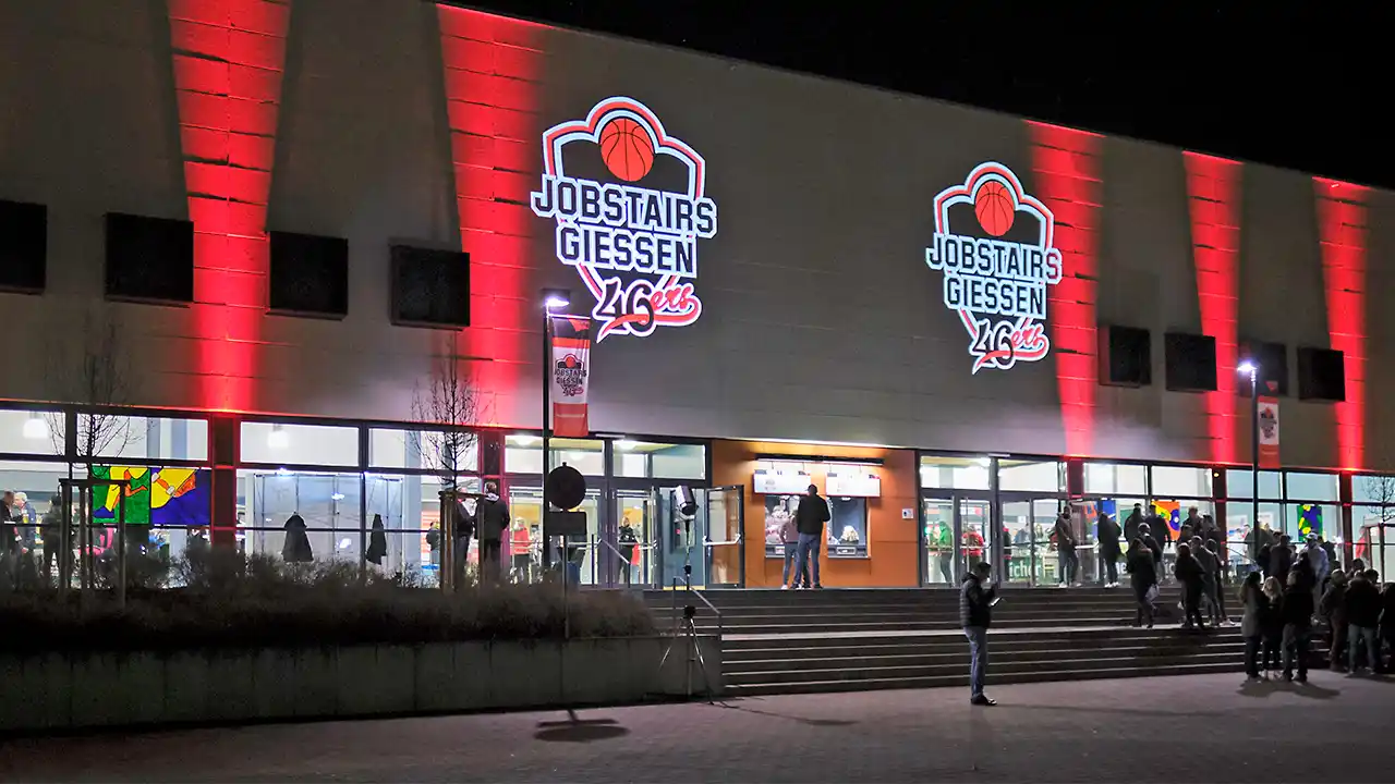 Projektion eines farbigen Gobos bei einer Sportveranstaltung in Giessen