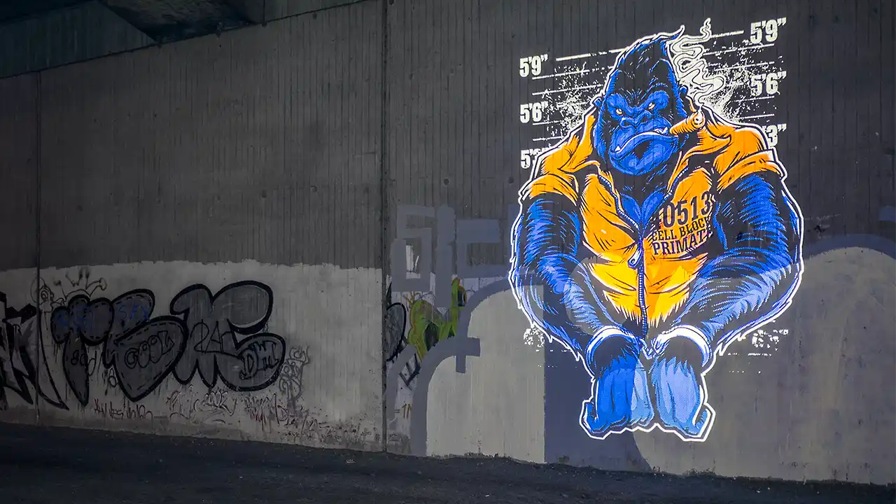 Goboprojektion eines Gorillas in Handschellen im Stil eines Comics