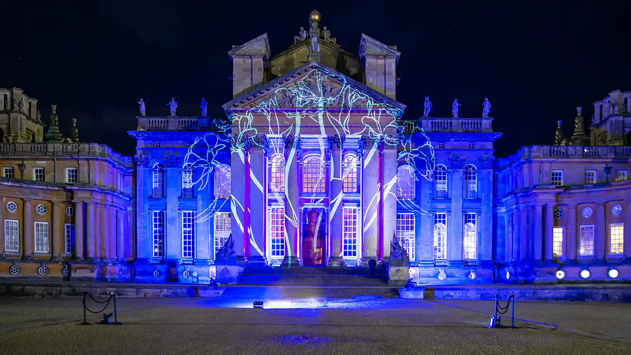 Blenheim Palace, Hauptportal, Lichtkunst und Projektion von Hugo Dalton
